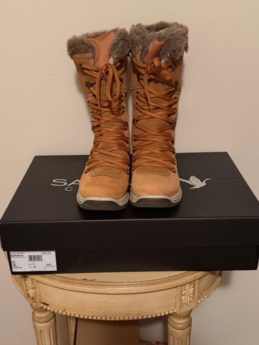 Santana Canada Marinda Tan Faux 
Fur-Trim Lace-Up Winter Boots Size 8
